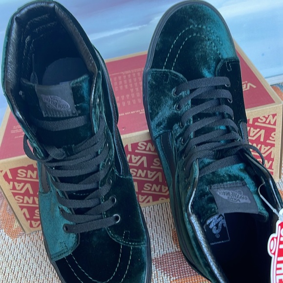 Vans WMNS Sk8-Hi Velvet Green/Black
VN0A4BVT203
Sneakers - Picture 13 of 16